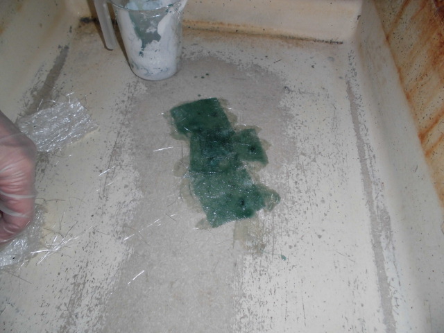 穴の開いている箇所にガラス繊維を敷きＦＲＰ剤を塗布 | グリストラップ蓋.com | greasetrap-futa.com