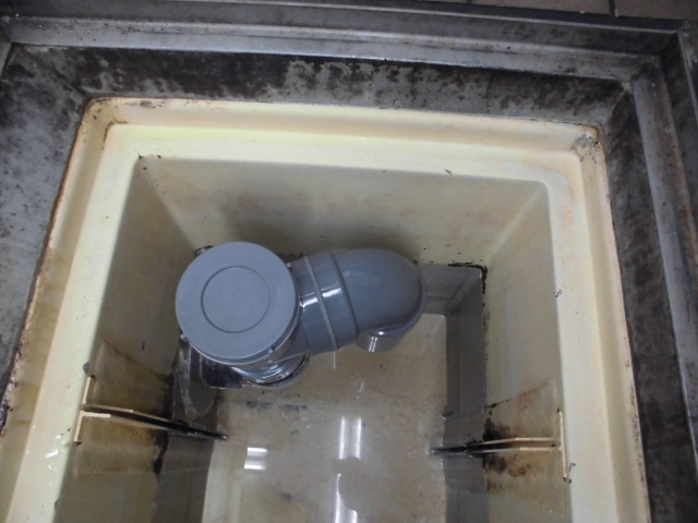 チーズ管は排水管が詰まった際の作業性を考え上部に掃除口が付いている | グリストラップ蓋.com | greasetrap-futa.com